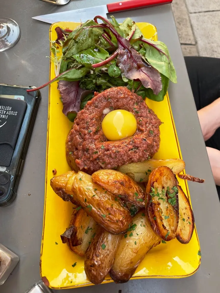 Tartare de Bœuf Frites Maison Salade Verte